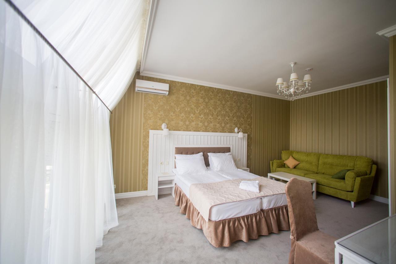 Boutique Hotel Deluxe 卡缅涅茨-波多利斯基 外观 照片